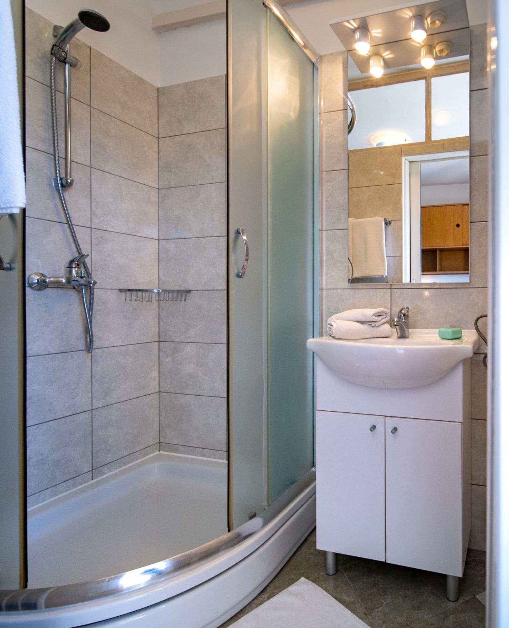 Apartments & Rooms Fam Ribaric Banjol 外观 照片