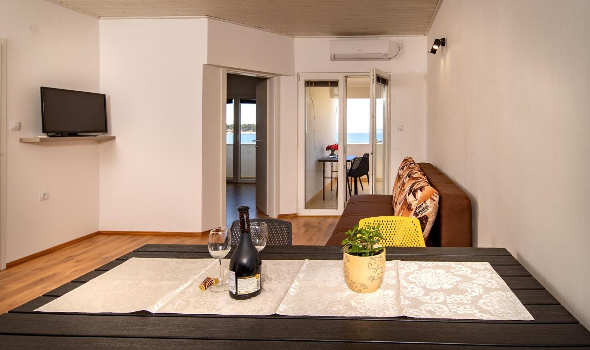 Apartments & Rooms Fam Ribaric Banjol 外观 照片