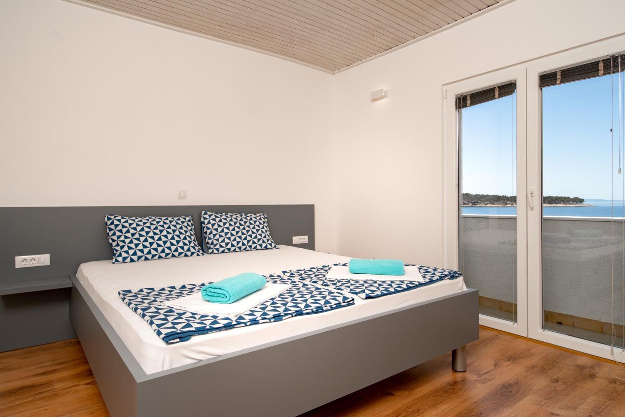 Apartments & Rooms Fam Ribaric Banjol 外观 照片
