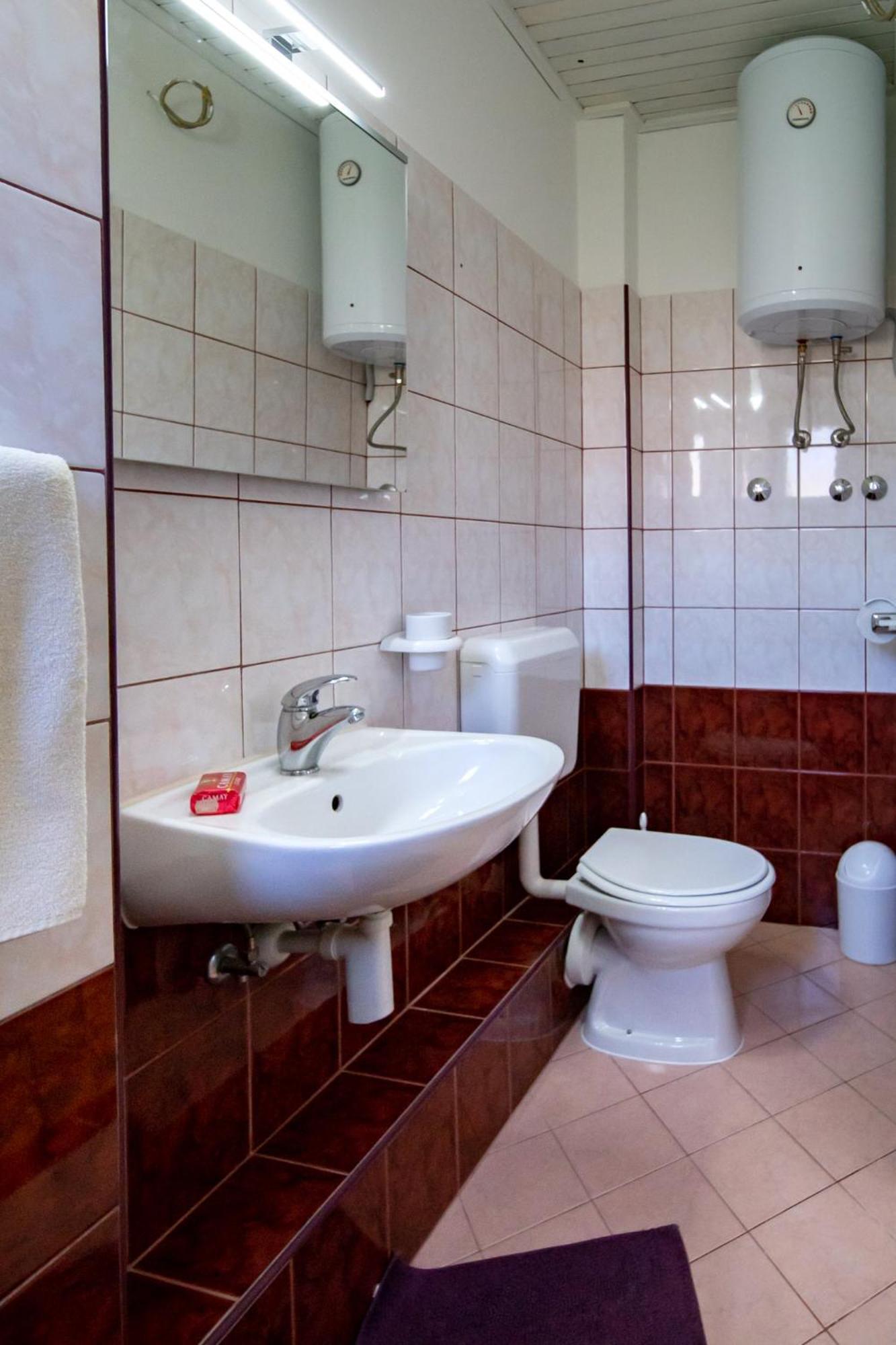 Apartments & Rooms Fam Ribaric Banjol 外观 照片