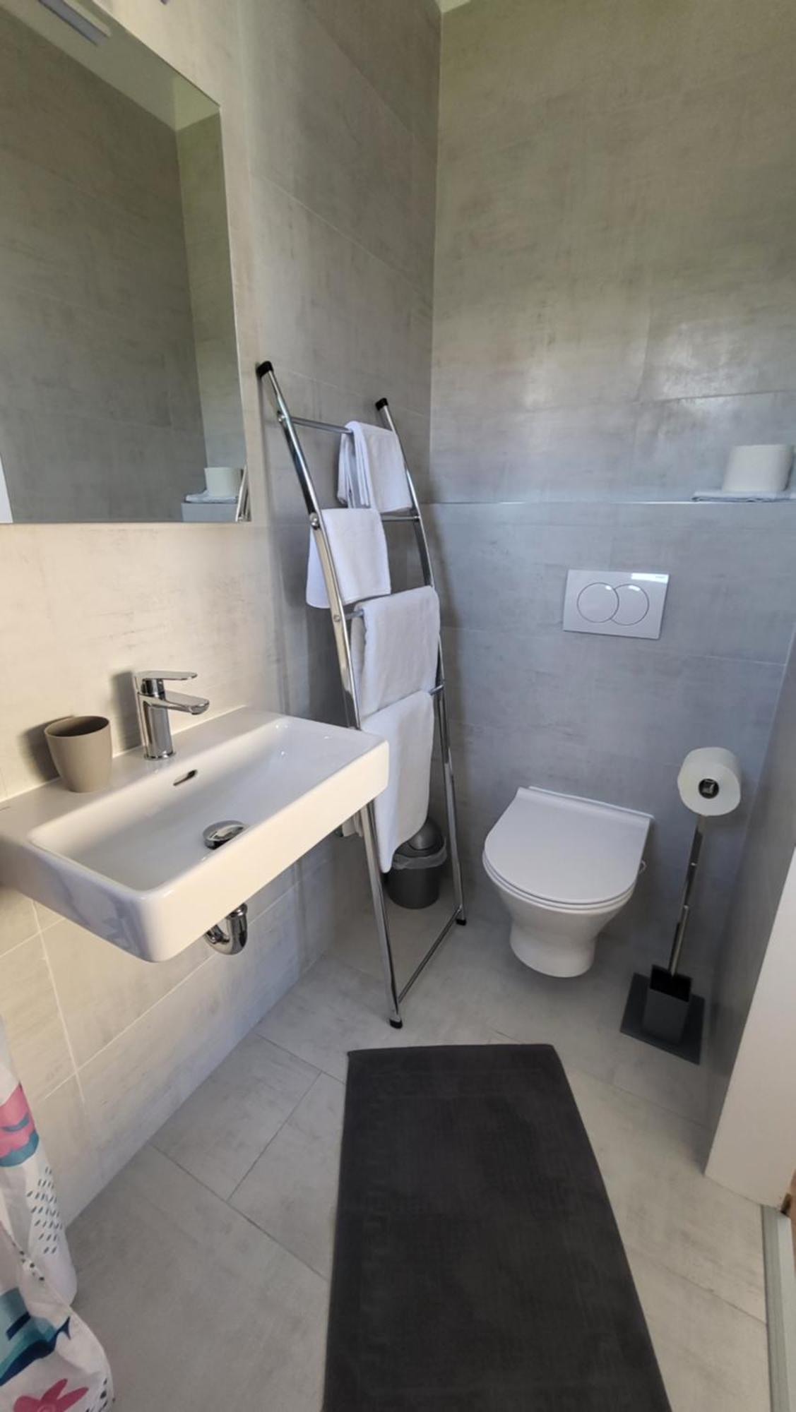 Apartments & Rooms Fam Ribaric Banjol 外观 照片
