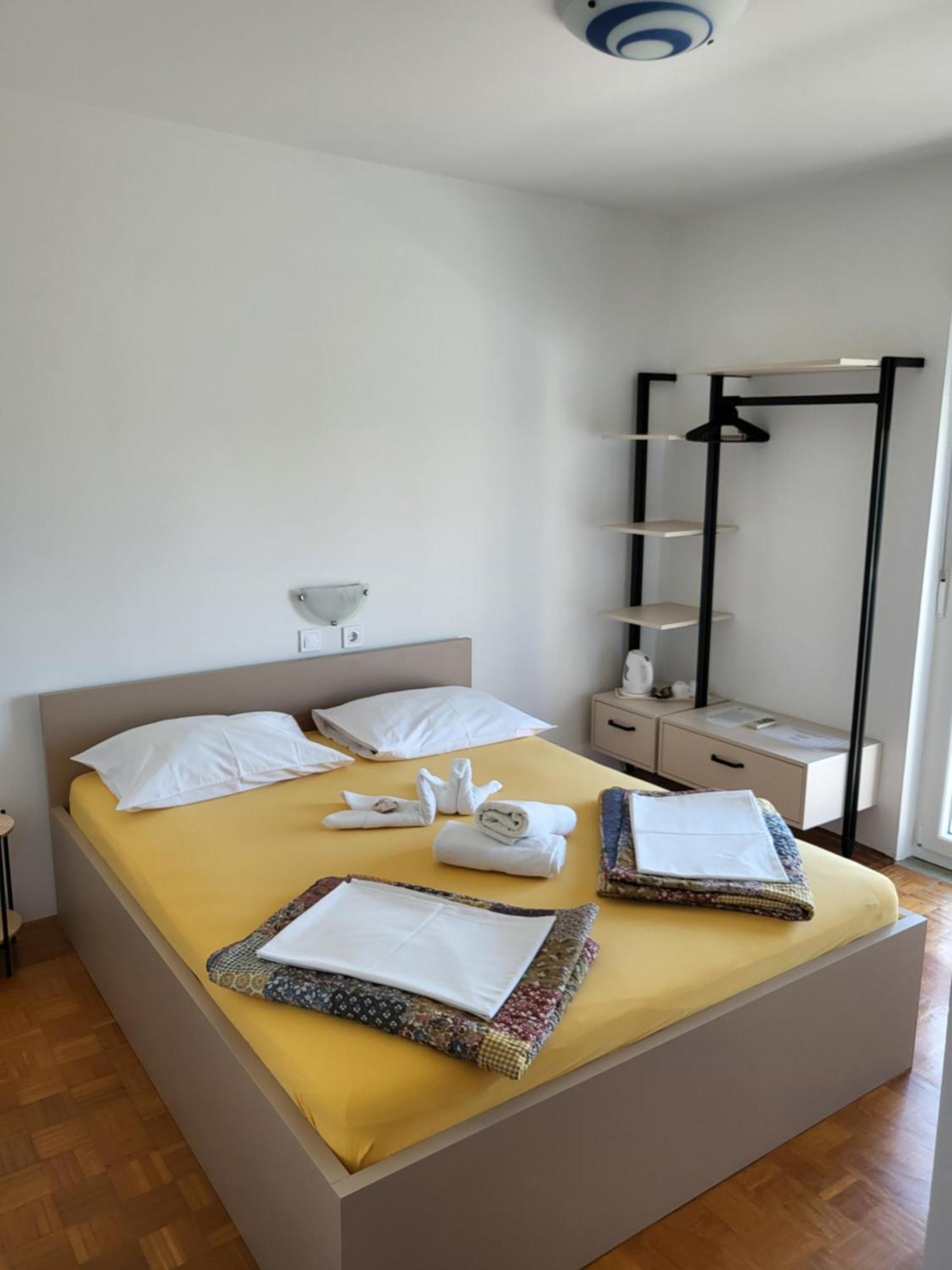 Apartments & Rooms Fam Ribaric Banjol 外观 照片