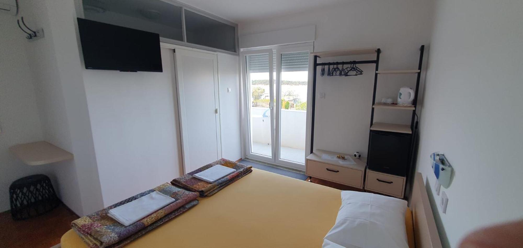 Apartments & Rooms Fam Ribaric Banjol 客房 照片