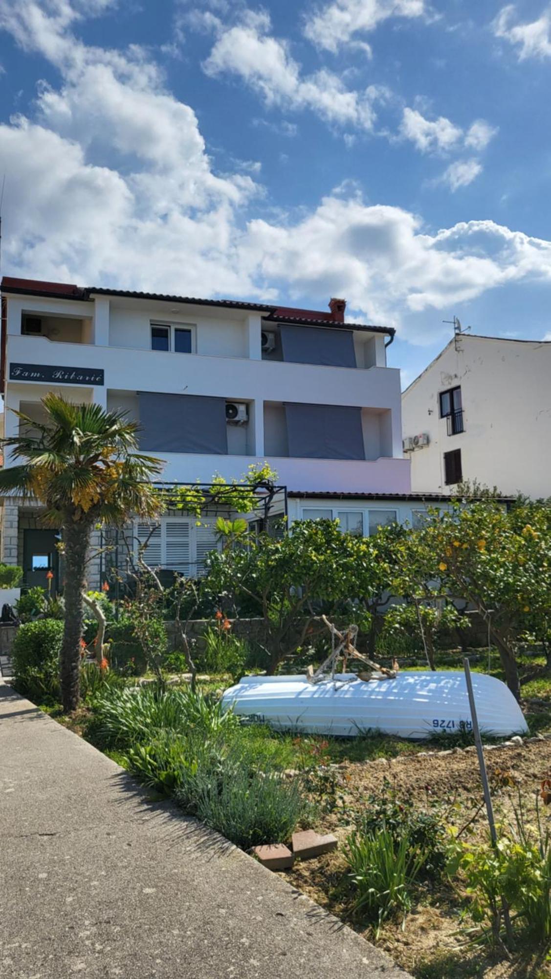 Apartments & Rooms Fam Ribaric Banjol 外观 照片