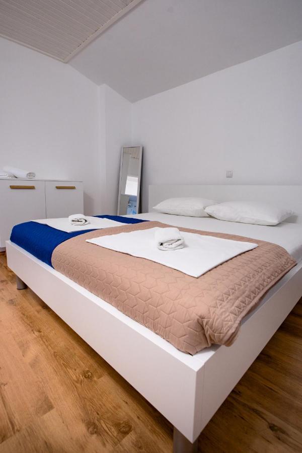 Apartments & Rooms Fam Ribaric Banjol 外观 照片