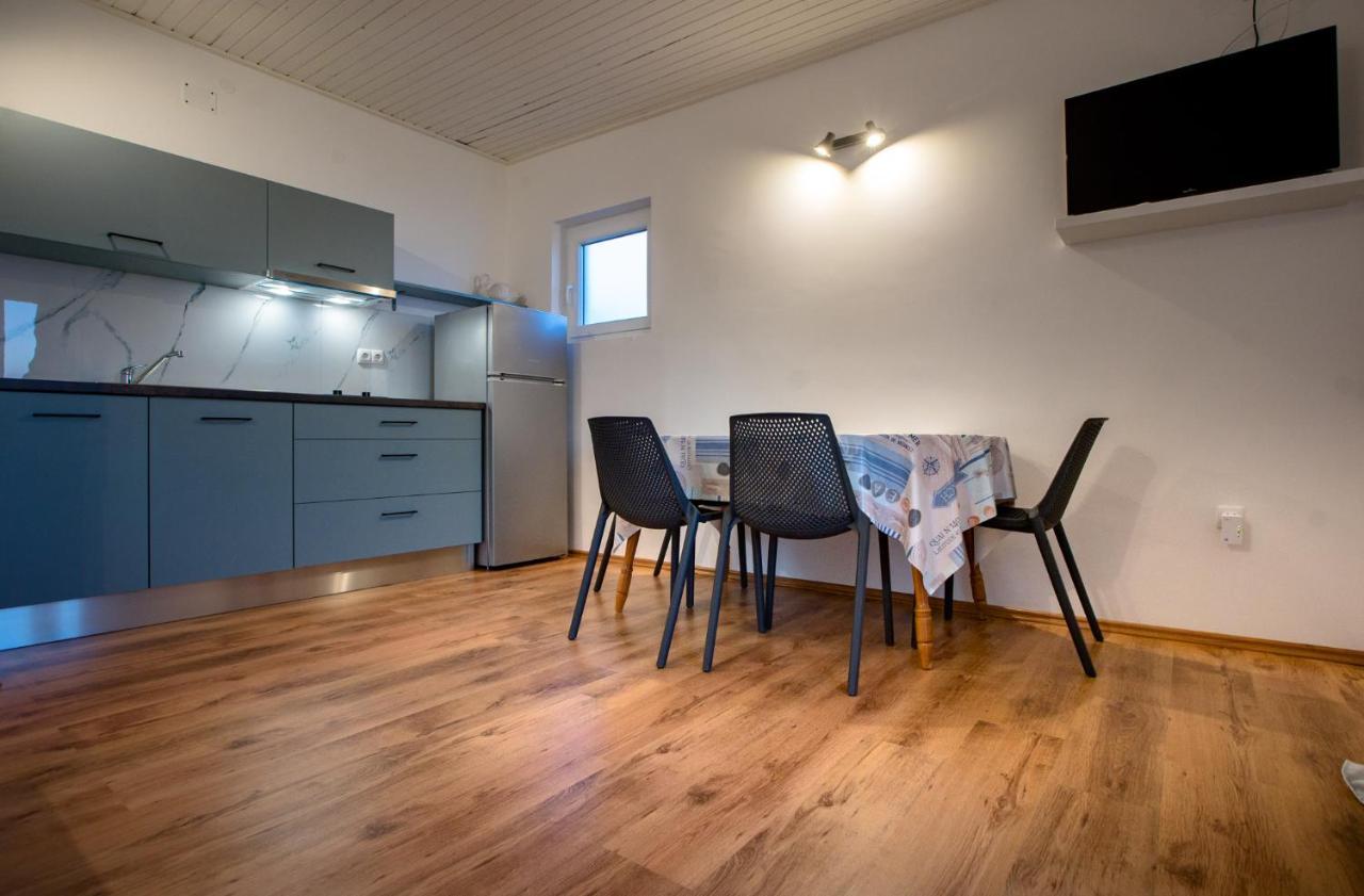 Apartments & Rooms Fam Ribaric Banjol 外观 照片